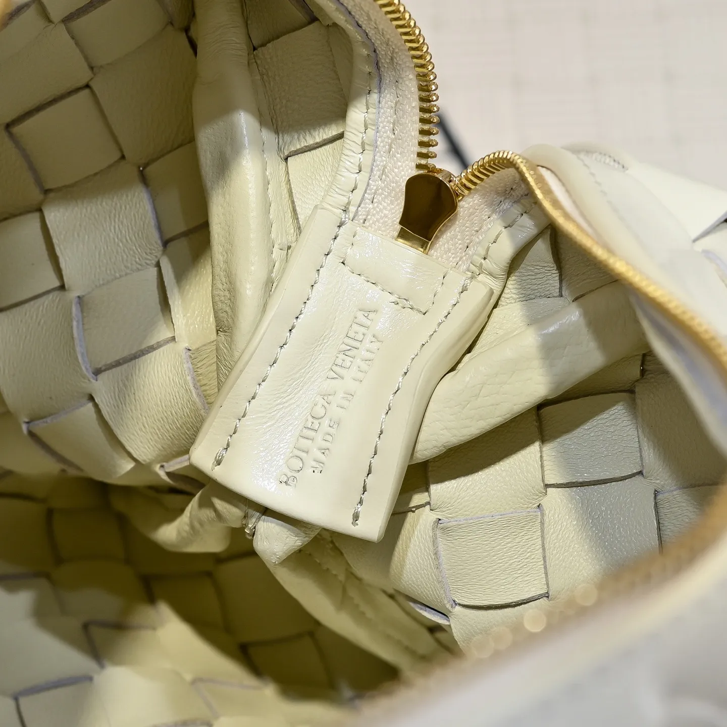 Batch 1660 𝗕𝗼𝘁𝘁𝗲𝗴𝗮 𝗩𝗲𝗻𝗲𝘁𝗮———— The latest version of the loop camera bag💥 from BV’s King of Cost-Effectiveness counter, large woven texture➕Ultra-high quality wax leather as always, with zippers, hardware decoration on both sides, adjustable drawstrings, it is especially suitable for the tummy💫It can hold anything, it is also very light, suitable🈴️for girls of all ages, size: 22*15*8cm, style number: 6126